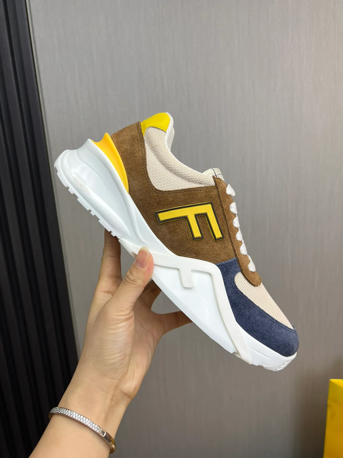 Men's shoes 💰520💰 Fendi [Fendi] hot style is on the market 🔥Fashionable casual men's shoes 🔱 Made of original cowhide + breathable mesh lining + sheepskin feet, perfect shape, top quality, you deserve it 🔜Original outsole, ultra-light, non-slip and wear-resistant 👣 Standard size 38-44 (customized in 45)